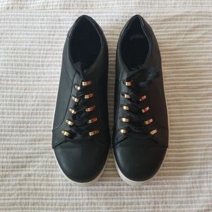 🔴Black and White Sneakers